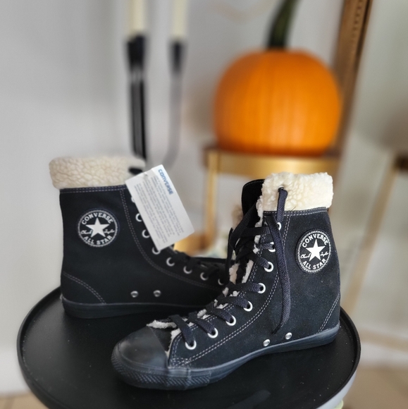 NWT Chuck Taylor Dainty Shearling Extra Hi Top "Mono Black" Size 6.5 Womens - Picture 1 of 15